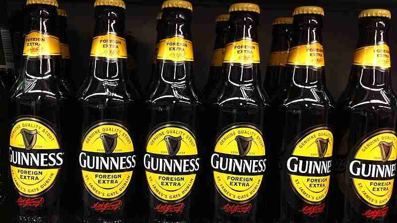 HK drink SW Parkn shop goods Beer dark bottles 健力士 Guinness Foreign Extra June 2013 (cropped), tags: ist schnellsten im vereinigten königreich 35 - CC BY-SA