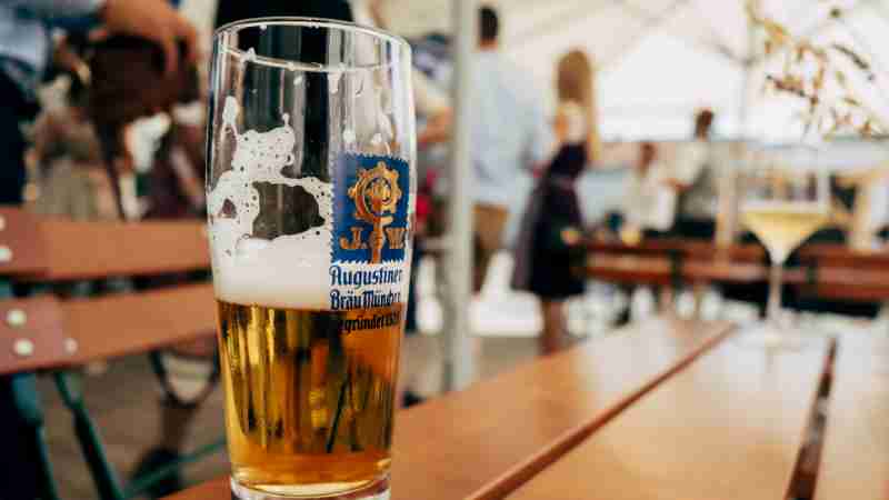 w 1 0, tags: oktoberfest 2025 münchen - unsplash