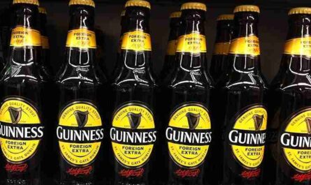 HK drink SW Parkn shop goods Beer dark bottles 健力士 Guinness Foreign Extra June 2013 (cropped), tags: ist schnellsten im vereinigten königreich 35 - CC BY-SA